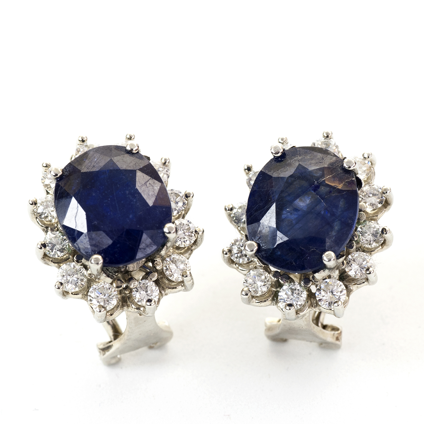Pendientes en Oro de 18k con Dos Zafiros talla Oval de 3,90 ct y 3,70 ct. y 24 Diamantes talla Brillante de 0,88 ct. (H/SI). Pendientes en Oro de 18k con Dos Zafiros talla Oval de 3,90 ct y 3,70 ct. y 24 Diamantes talla Brillante de 0,88 ct. (H/SI).