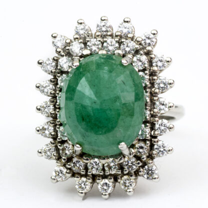 Ring aus Weißgold mit natürlichem Smaragd von 7,35 ct. Ovaler Smaragdschliff und 40 Naturdiamanten im Brillantschliff von 1,24 ct. (G/VVS-VS)