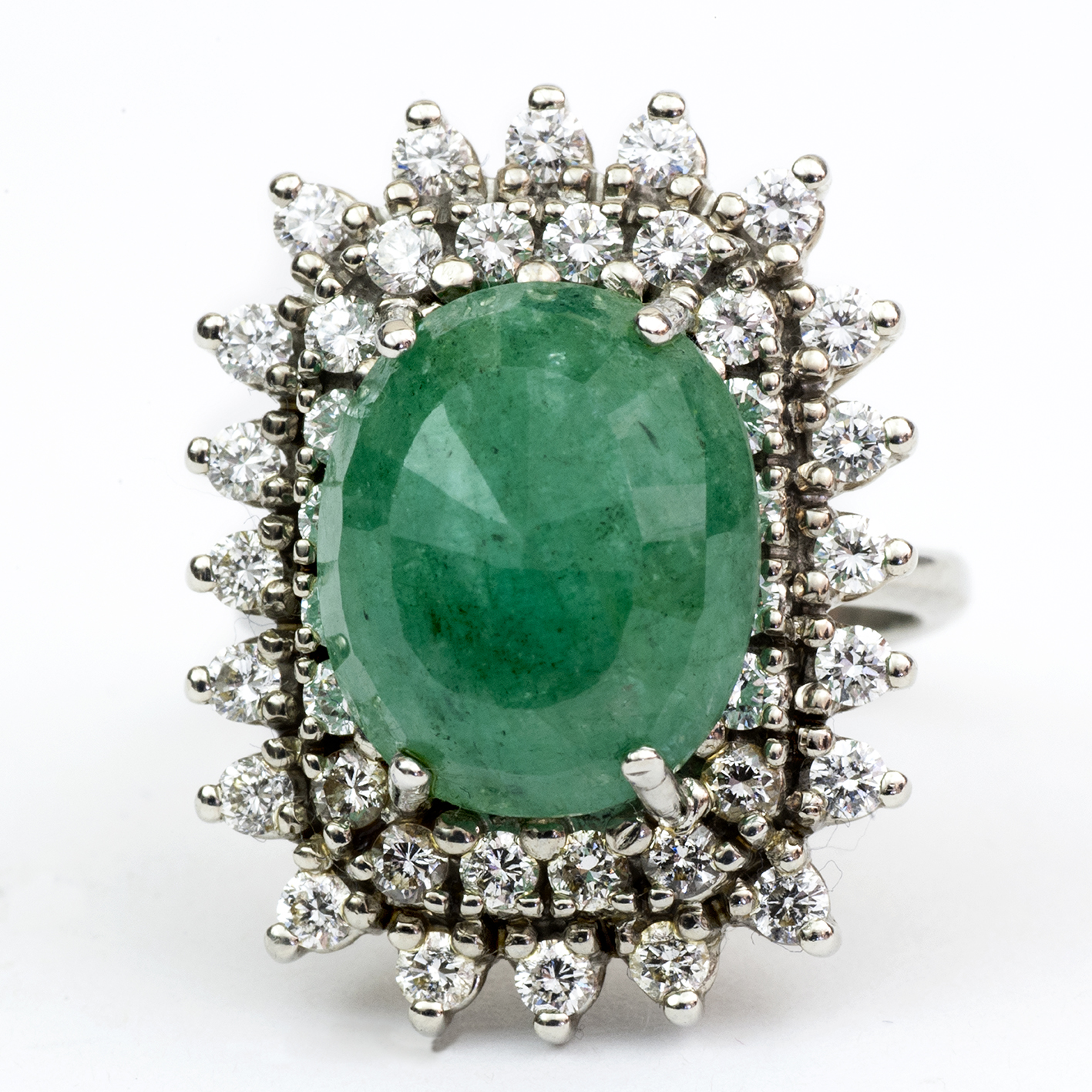 Sortija en Oro Blanco con Esmeralda Natural de 7,35 ct. talla Esmeralda Oval y 40 Diamantes Naturales talla Brillante de 1,24 ct. (G/VVS-VS) Sortija en Oro Blanco con Esmeralda Natural de 7,35 ct. talla Esmeralda Oval y 40 Diamantes Naturales talla Brillante de 1,24 ct. (G/VVS-VS)