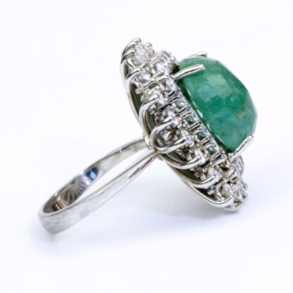 Ring aus Weißgold mit natürlichem Smaragd von 7,35 ct. Ovaler Smaragdschliff und 40 Naturdiamanten im Brillantschliff von 1,24 ct. (G/VVS-VS)