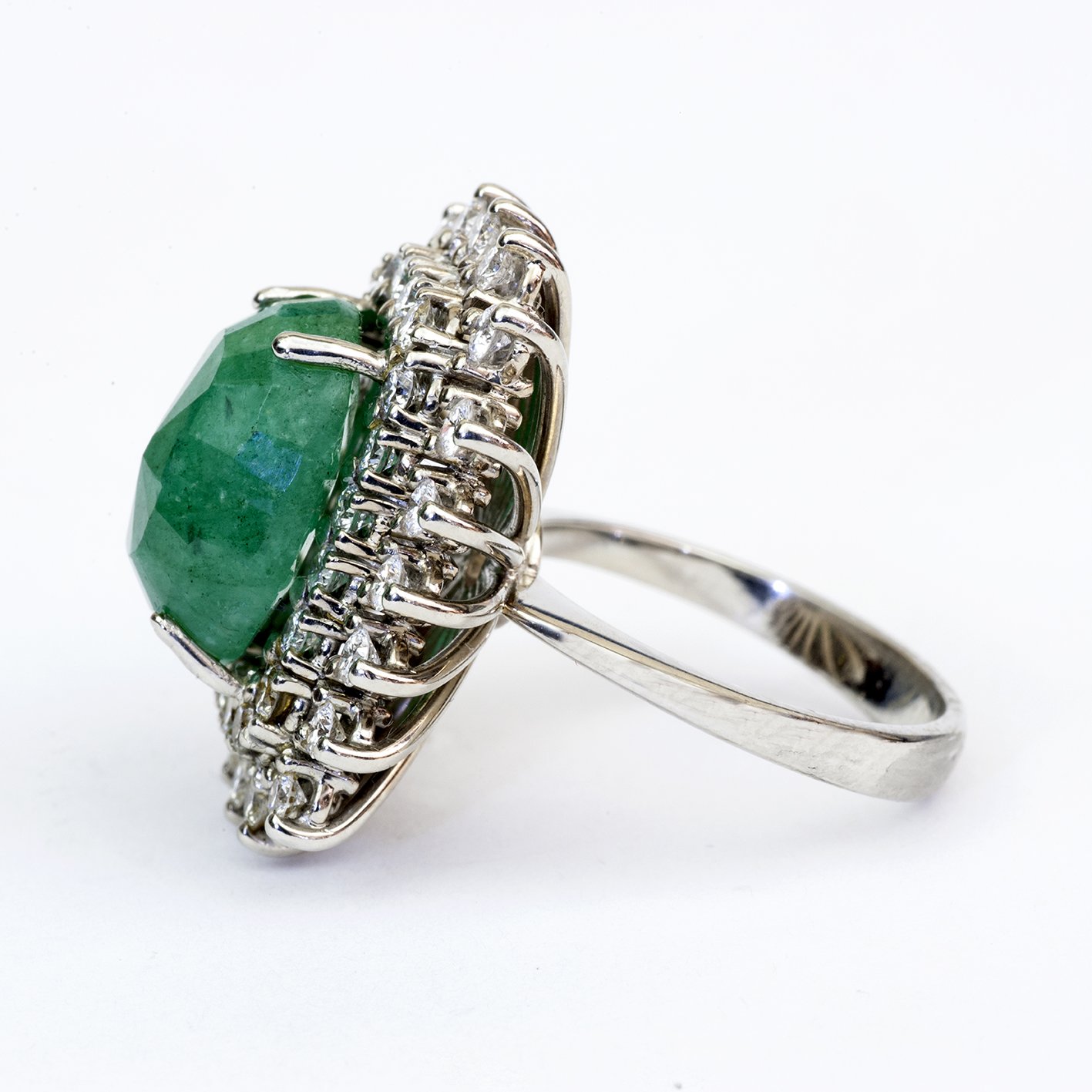 Sortija en Oro Blanco con Esmeralda Natural de 7,35 ct. talla Esmeralda Oval y 40 Diamantes Naturales talla Brillante de 1,24 ct. (G/VVS-VS) Sortija en Oro Blanco con Esmeralda Natural de 7,35 ct. talla Esmeralda Oval y 40 Diamantes Naturales talla Brillante de 1,24 ct. (G/VVS-VS)