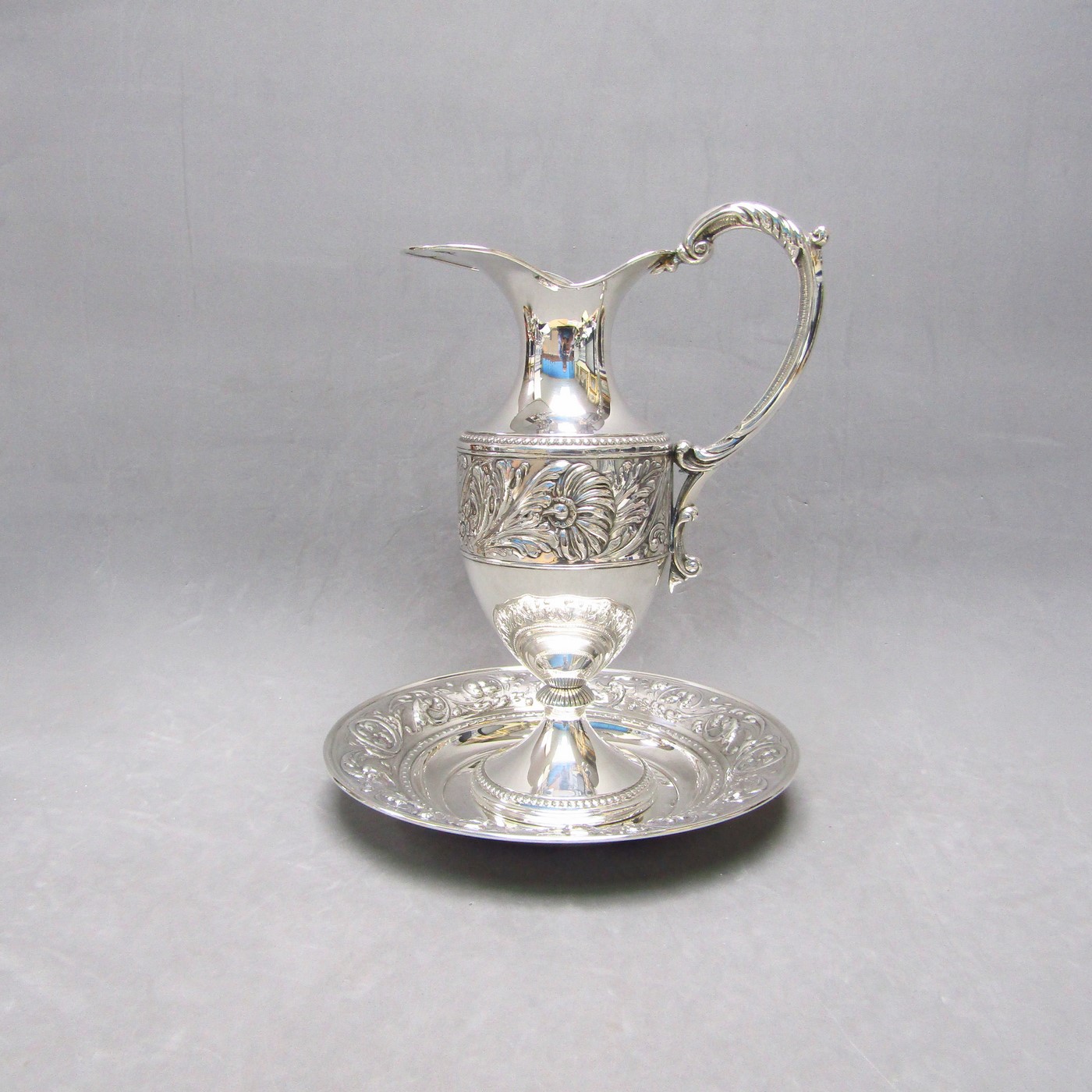 Conjunto de Jarra y Plato en Plata de Ley. España, siglo XX. Conjunto de Jarra y Plato en Plata de Ley. España, siglo XX.