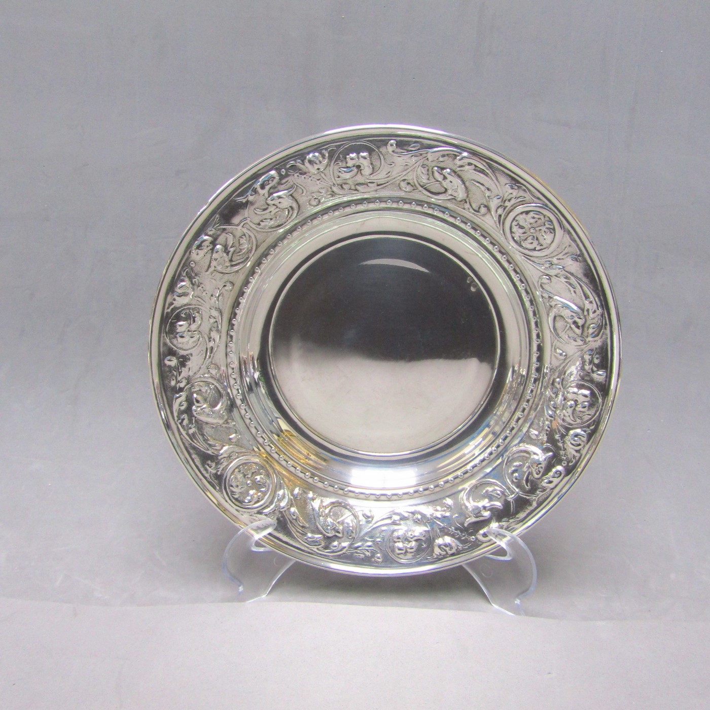 Conjunto de Jarra y Plato en Plata de Ley. España, siglo XX. Conjunto de Jarra y Plato en Plata de Ley. España, siglo XX.