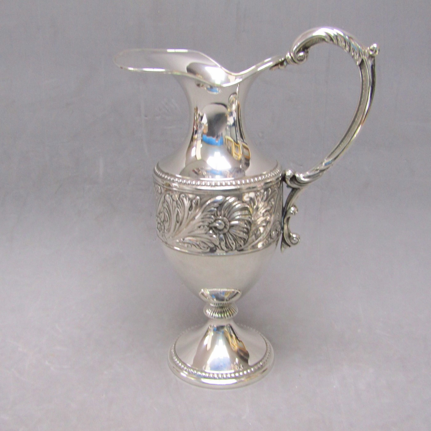 Conjunto de Jarra y Plato en Plata de Ley. España, siglo XX. Conjunto de Jarra y Plato en Plata de Ley. España, siglo XX.