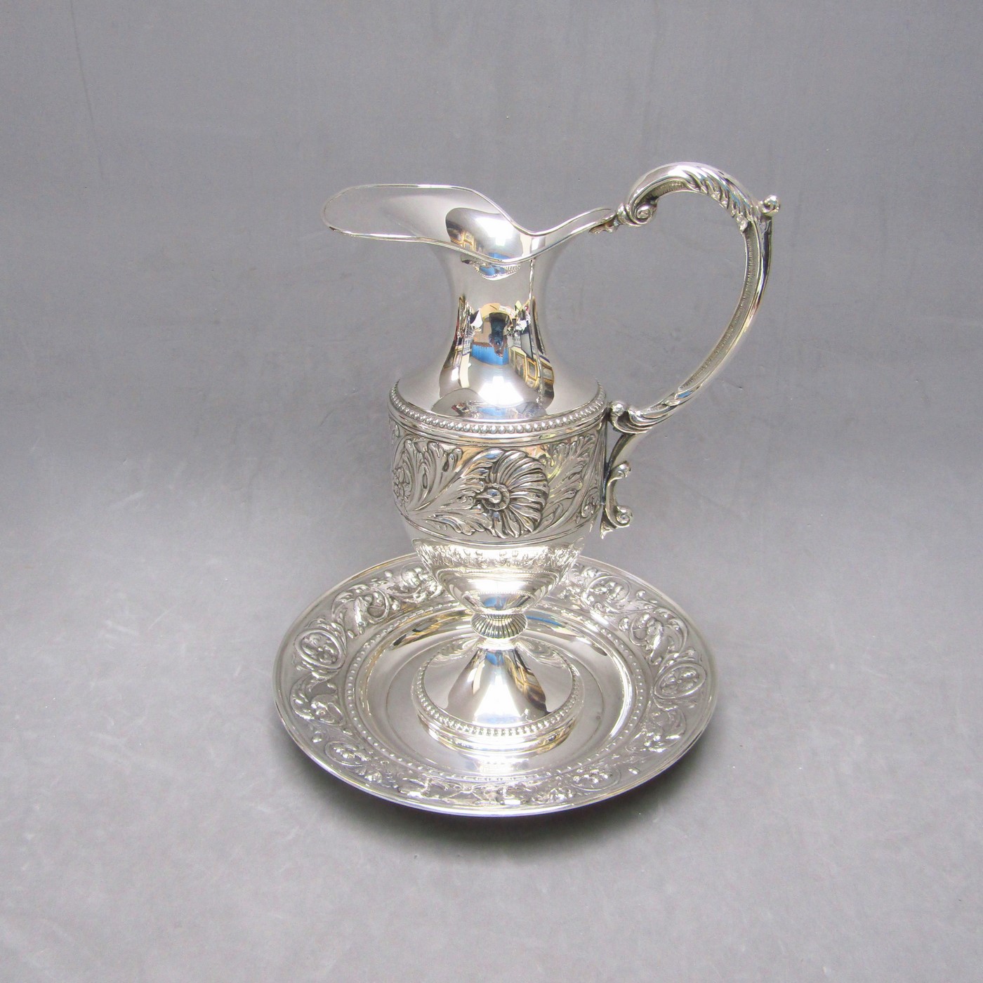 Conjunto de Jarra y Plato en Plata de Ley. España, siglo XX. Conjunto de Jarra y Plato en Plata de Ley. España, siglo XX.