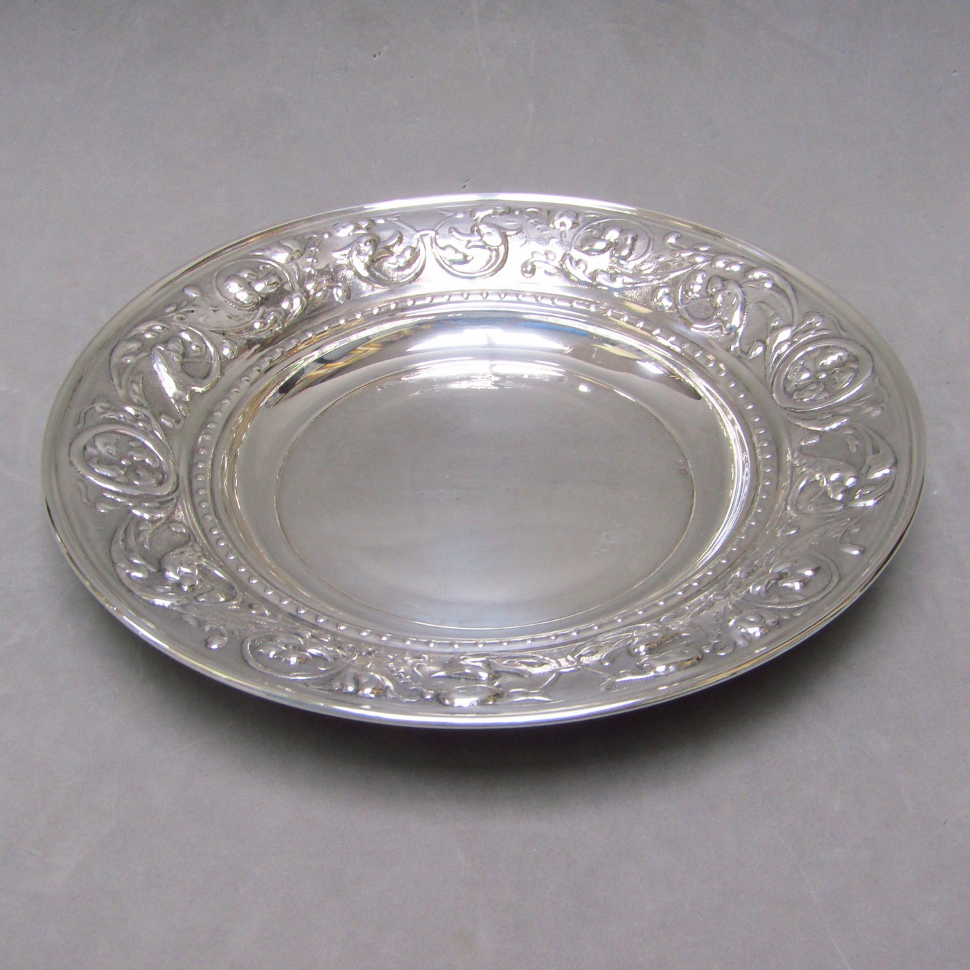 Conjunto de Jarra y Plato en Plata de Ley. España, siglo XX. Conjunto de Jarra y Plato en Plata de Ley. España, siglo XX.