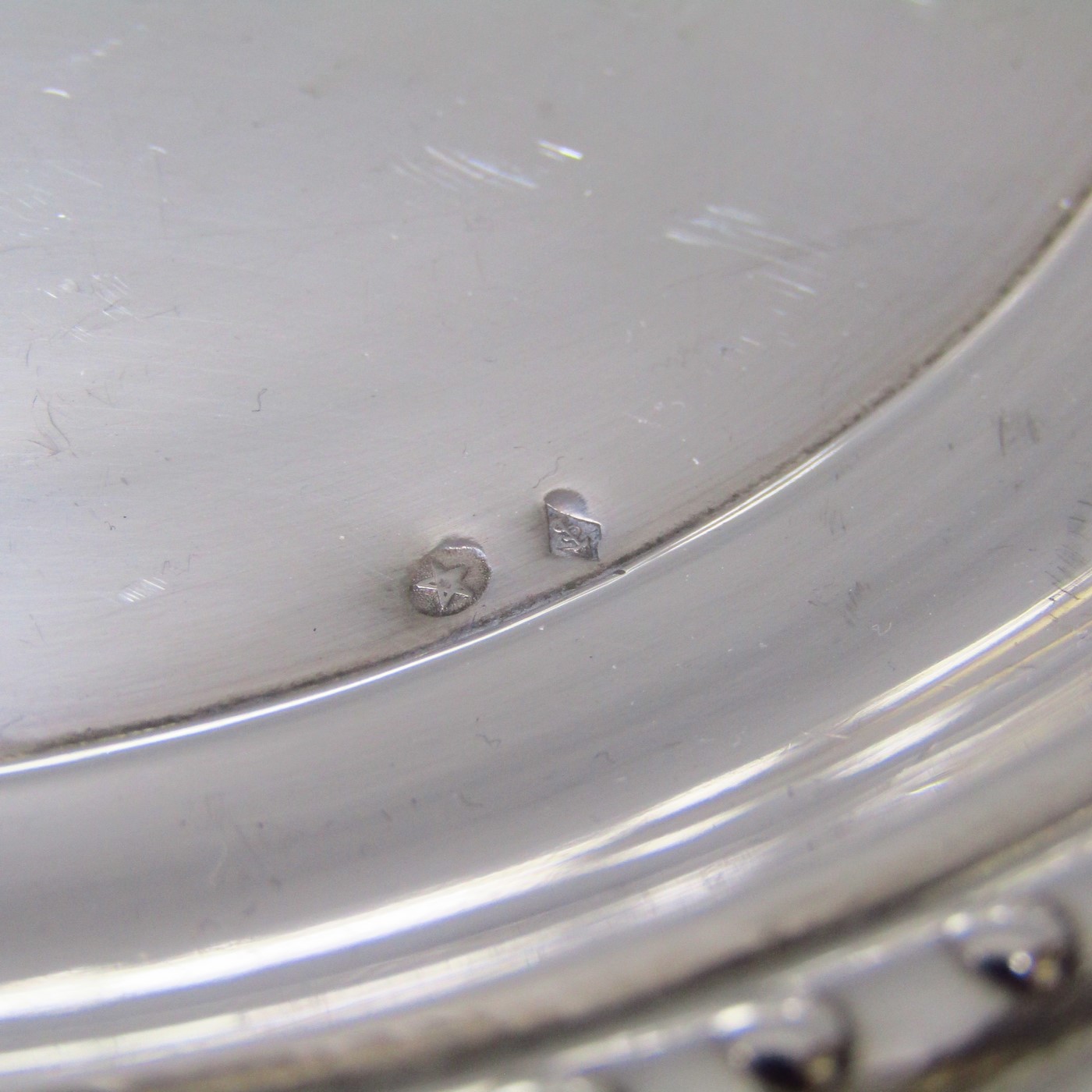Conjunto de Jarra y Plato en Plata de Ley. España, siglo XX. Conjunto de Jarra y Plato en Plata de Ley. España, siglo XX.