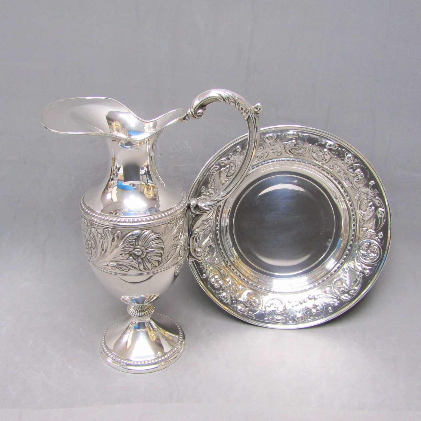 Conjunto de Jarra y Plato en Plata de Ley. España, siglo XX. Conjunto de Jarra y Plato en Plata de Ley. España, siglo XX.