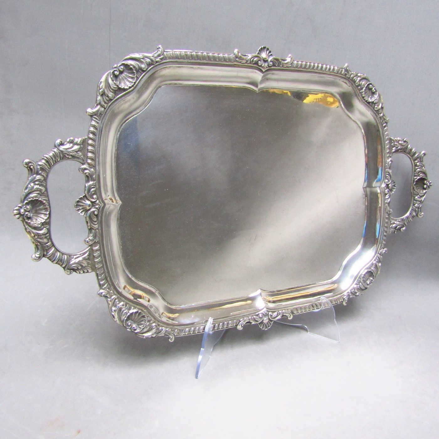 J. PÉREZ FDEZ. Bandeja rectangular con asas en Plata de Ley. España, siglo XX. J. PÉREZ FDEZ. Bandeja rectangular con asas en Plata de Ley. España, siglo XX.