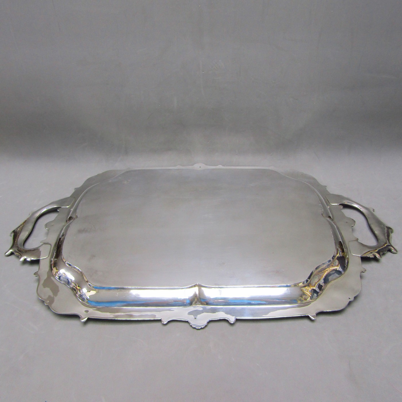 J. PÉREZ FDEZ. Bandeja rectangular con asas en Plata de Ley. España, siglo XX. J. PÉREZ FDEZ. Bandeja rectangular con asas en Plata de Ley. España, siglo XX.