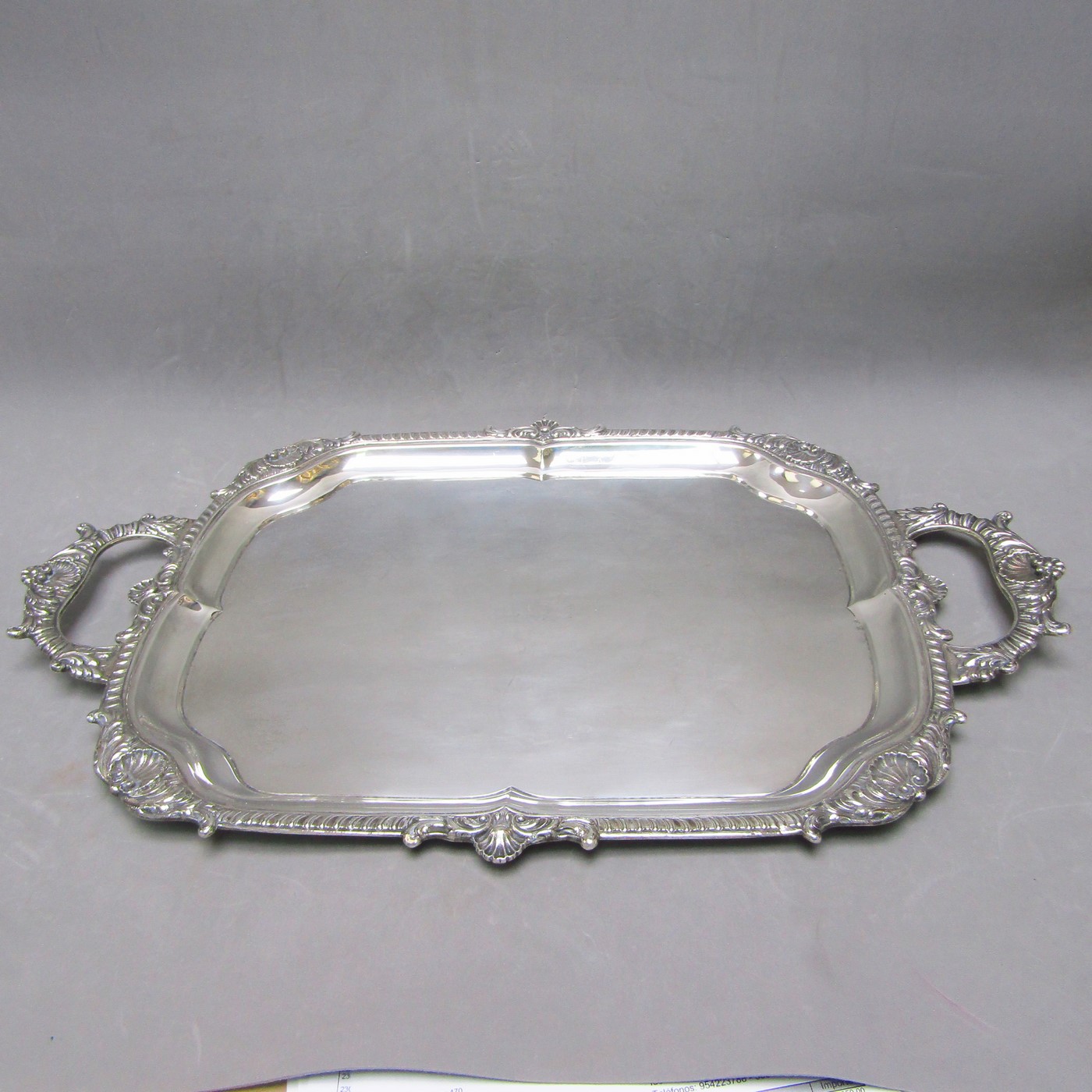 J. PÉREZ FDEZ. Bandeja rectangular con asas en Plata de Ley. España, siglo XX. J. PÉREZ FDEZ. Bandeja rectangular con asas en Plata de Ley. España, siglo XX.