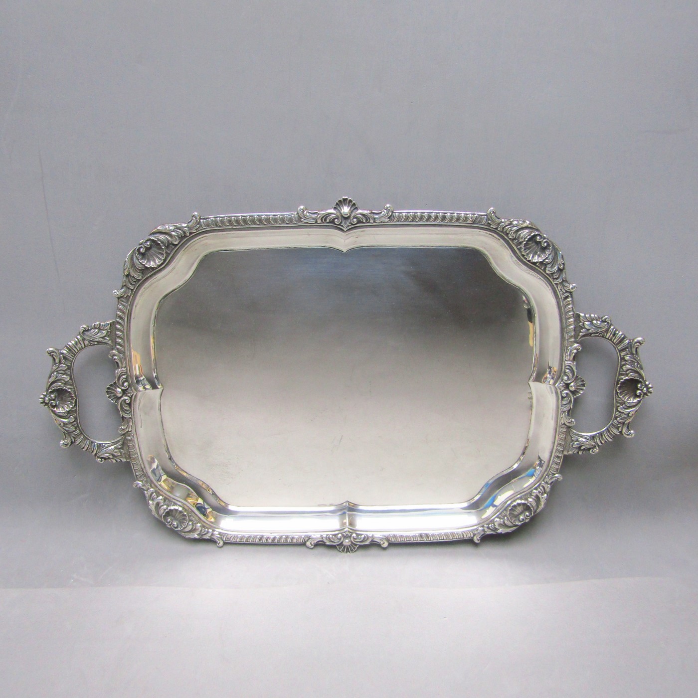 J. PÉREZ FDEZ. Bandeja rectangular con asas en Plata de Ley. España, siglo XX. J. PÉREZ FDEZ. Bandeja rectangular con asas en Plata de Ley. España, siglo XX.