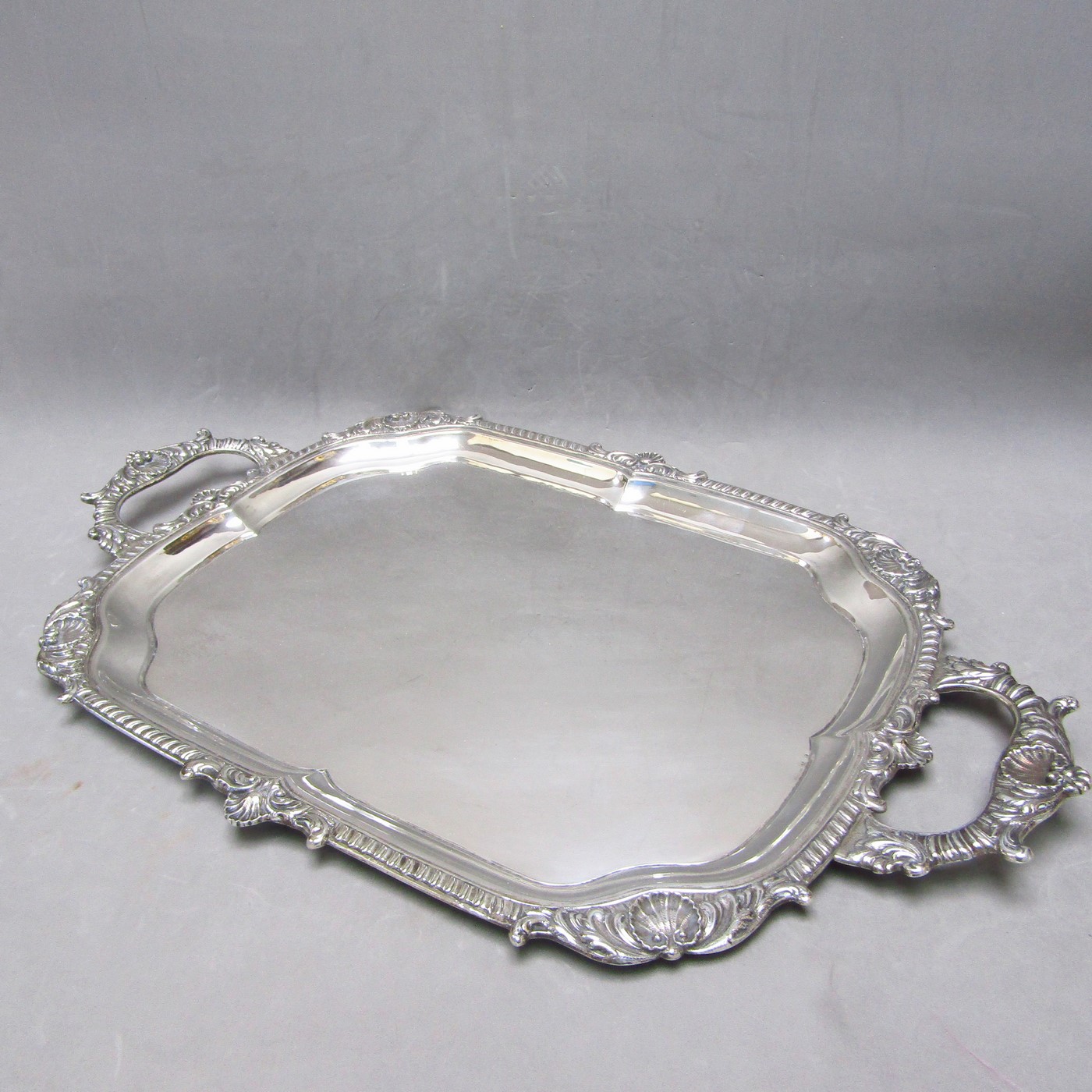 J. PÉREZ FDEZ. Bandeja rectangular con asas en Plata de Ley. España, siglo XX. J. PÉREZ FDEZ. Bandeja rectangular con asas en Plata de Ley. España, siglo XX.