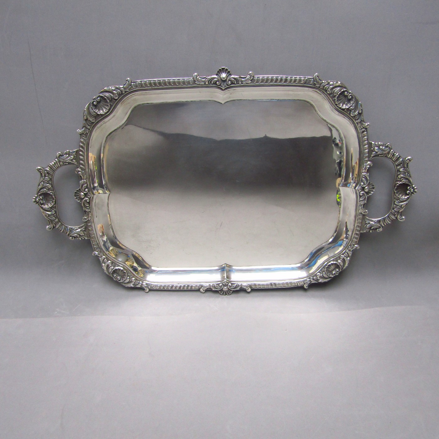 J. PÉREZ FDEZ. Bandeja rectangular con asas en Plata de Ley. España, siglo XX. J. PÉREZ FDEZ. Bandeja rectangular con asas en Plata de Ley. España, siglo XX.
