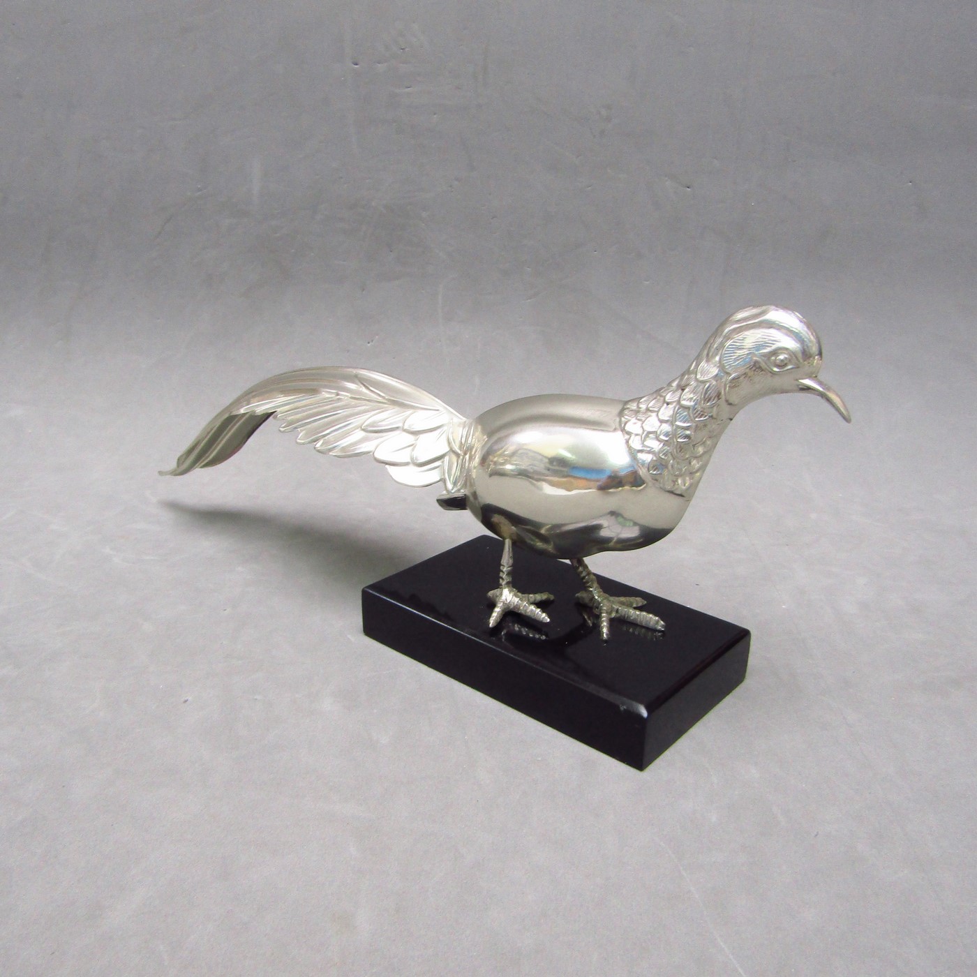 Pájaro realizado en Plata de Ley, sobre peana. España, siglo XX Pájaro realizado en Plata de Ley, sobre peana. España, siglo XX