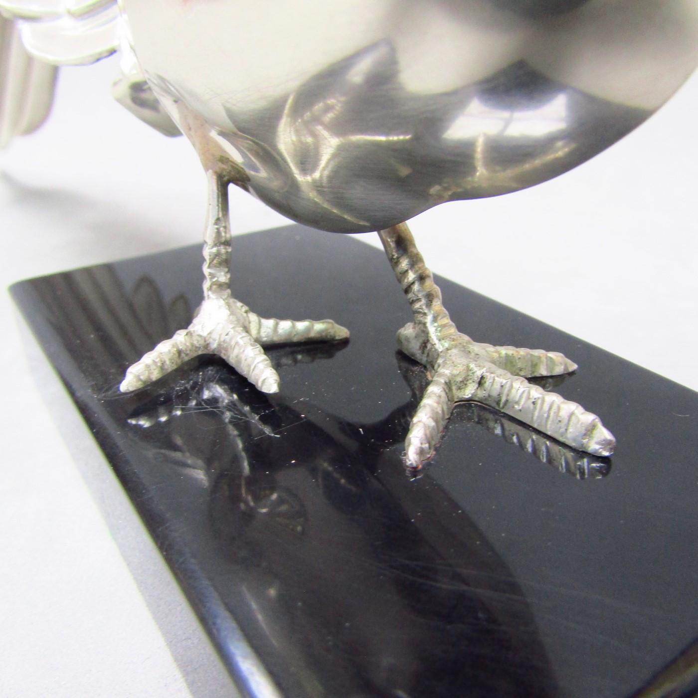 Pájaro realizado en Plata de Ley, sobre peana. España, siglo XX Pájaro realizado en Plata de Ley, sobre peana. España, siglo XX