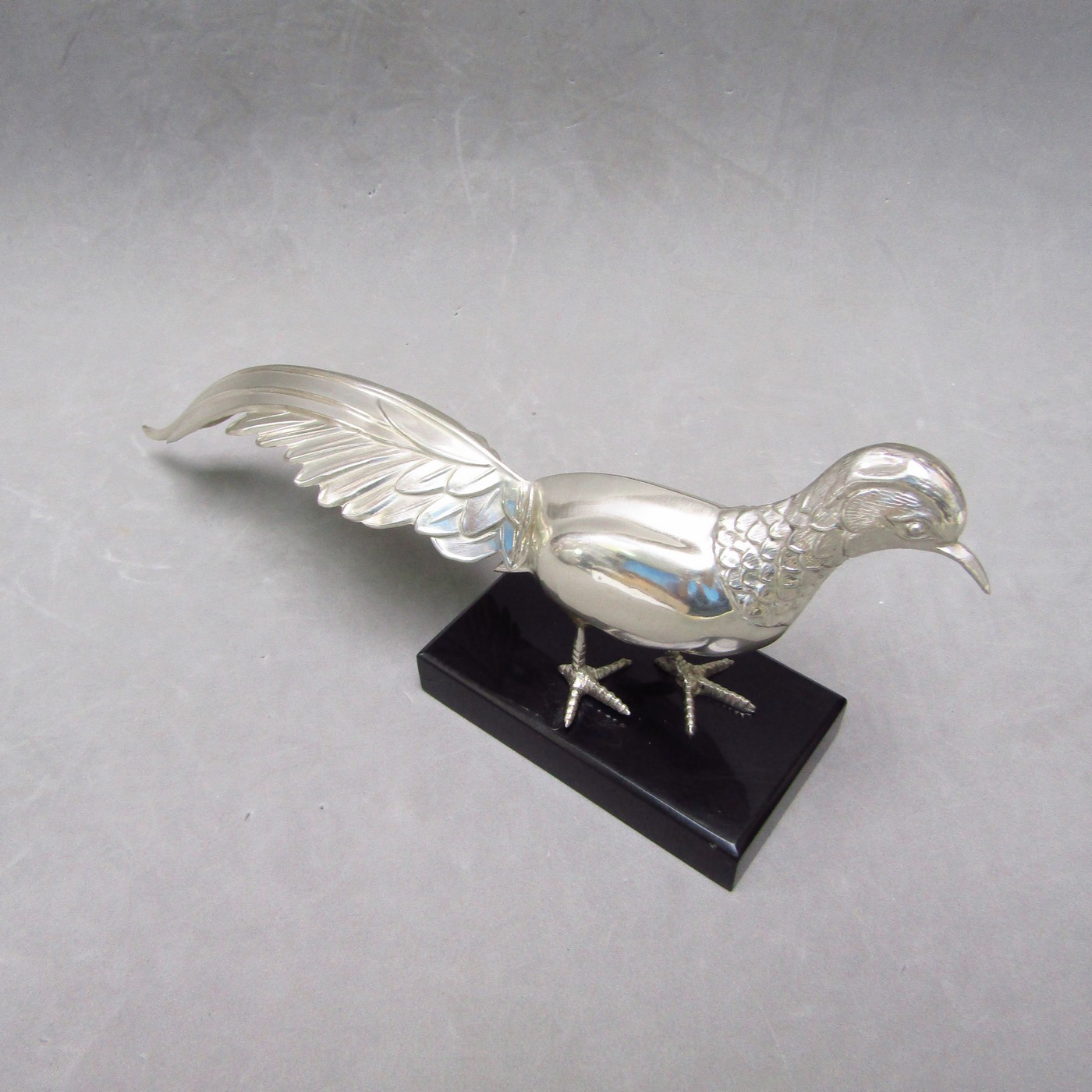 Pájaro realizado en Plata de Ley, sobre peana. España, siglo XX Pájaro realizado en Plata de Ley, sobre peana. España, siglo XX