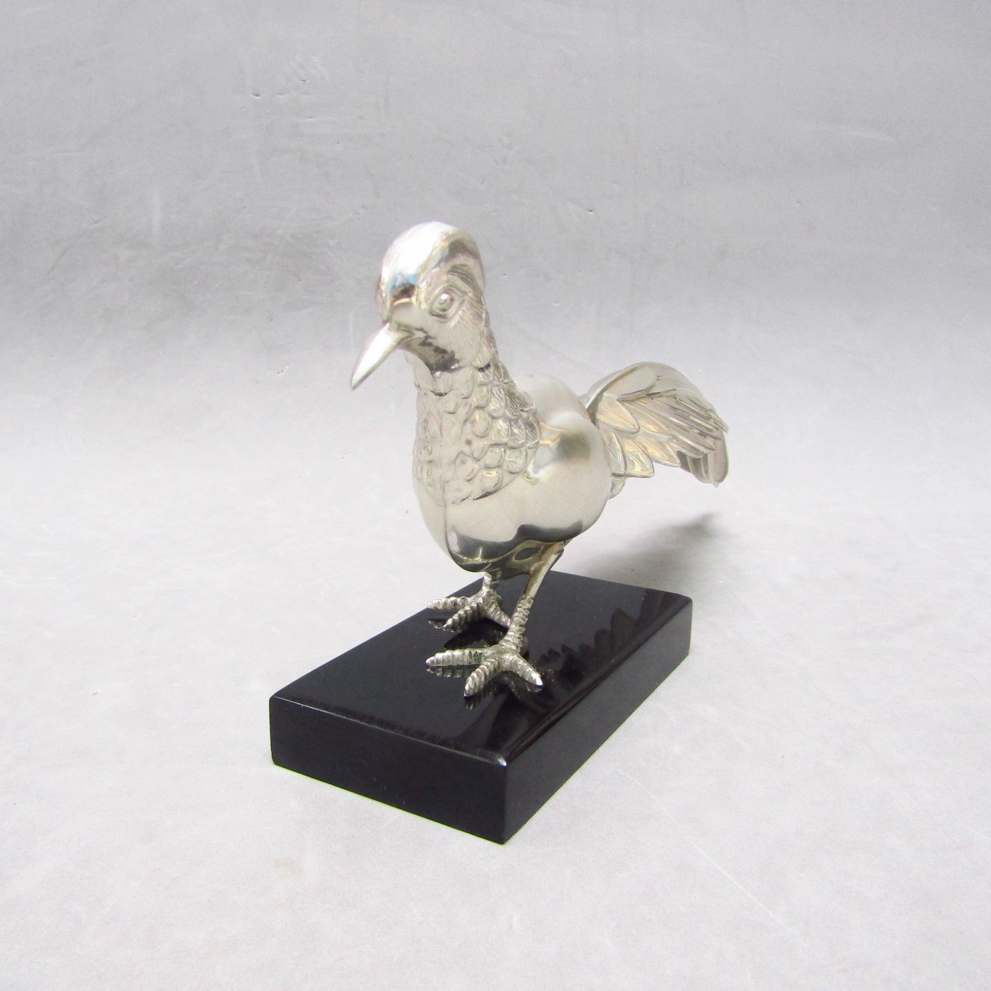 Pájaro realizado en Plata de Ley, sobre peana. España, siglo XX Pájaro realizado en Plata de Ley, sobre peana. España, siglo XX
