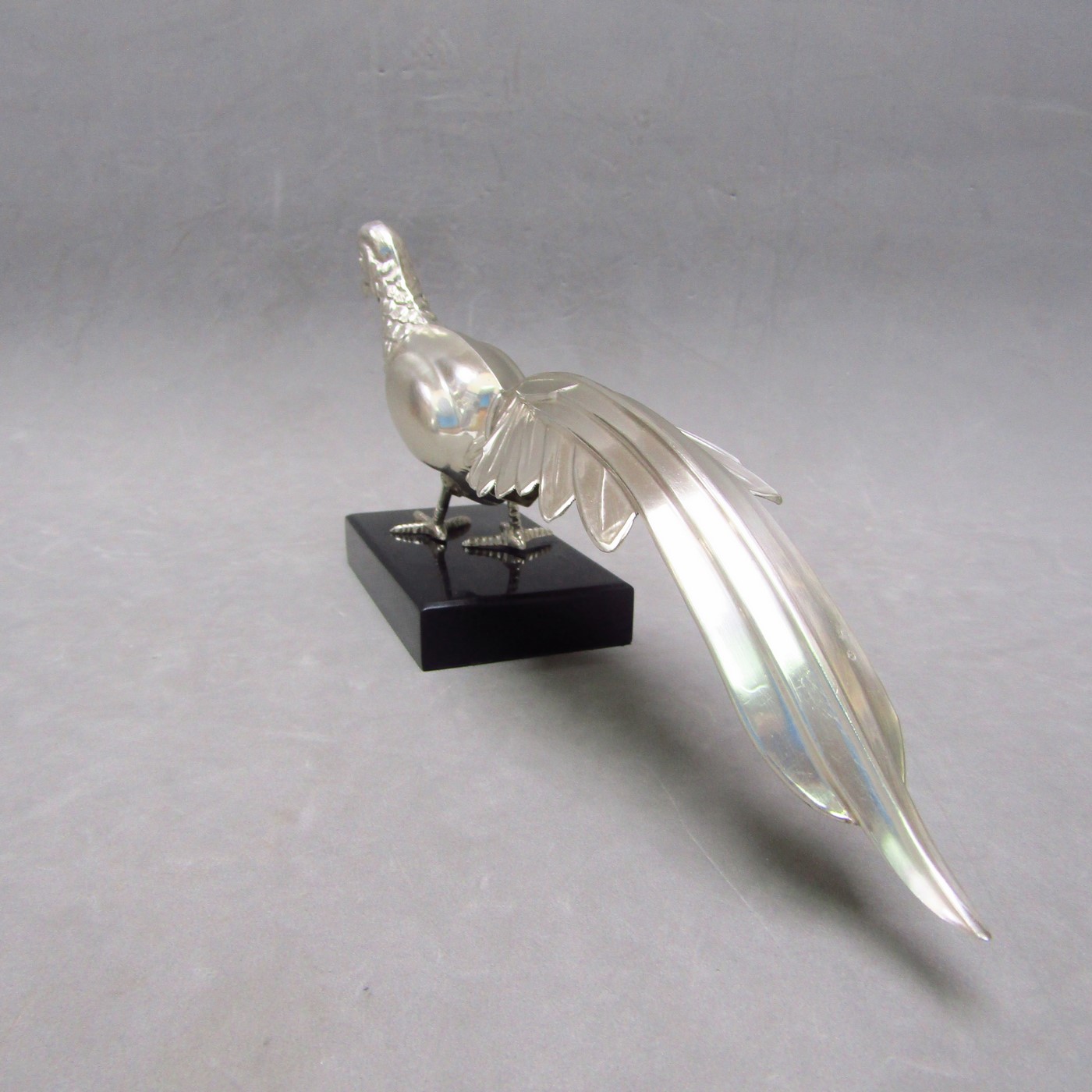 Pájaro realizado en Plata de Ley, sobre peana. España, siglo XX Pájaro realizado en Plata de Ley, sobre peana. España, siglo XX