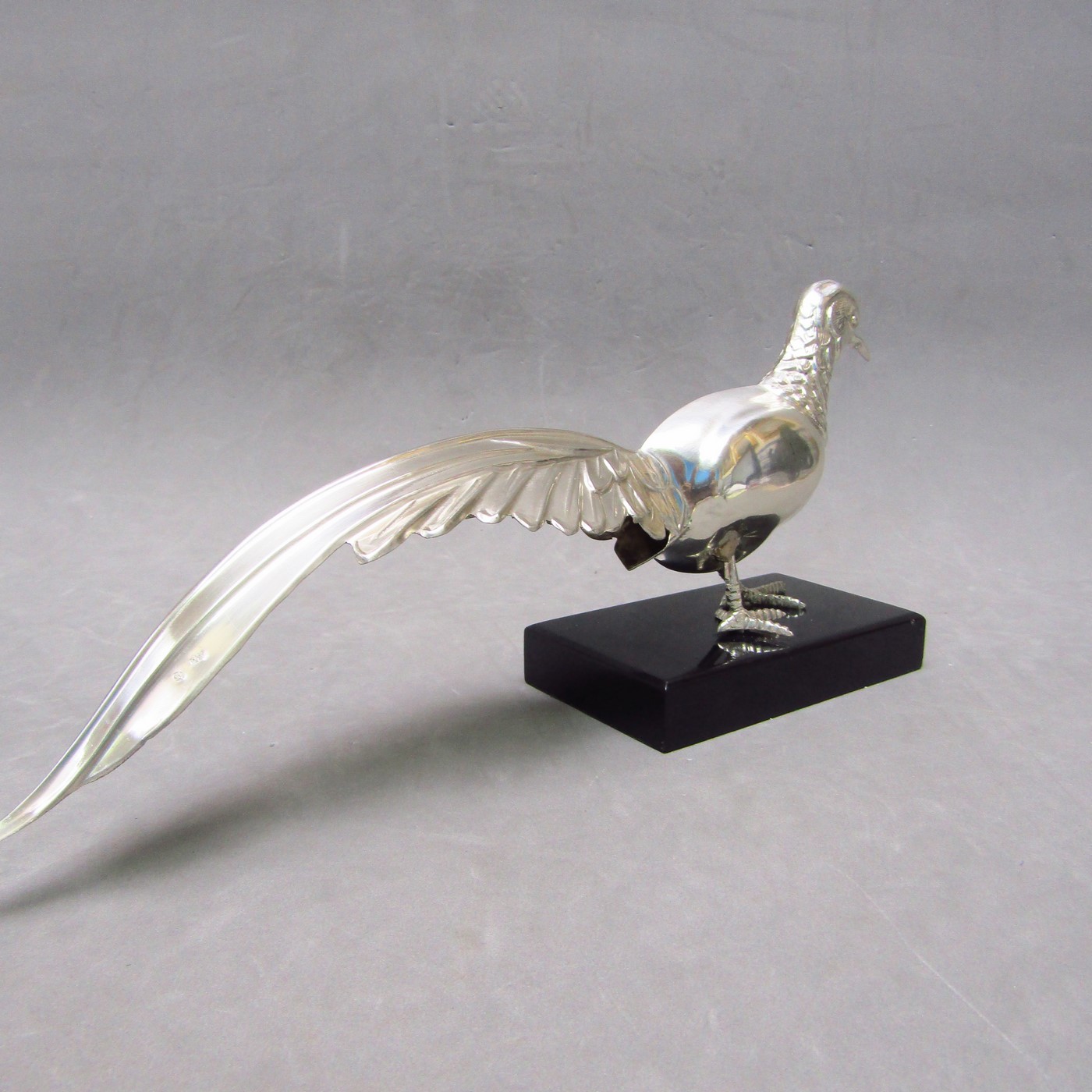 Pájaro realizado en Plata de Ley, sobre peana. España, siglo XX Pájaro realizado en Plata de Ley, sobre peana. España, siglo XX