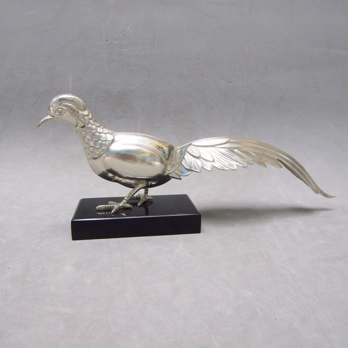 Pájaro realizado en Plata de Ley, sobre peana. España, siglo XX Pájaro realizado en Plata de Ley, sobre peana. España, siglo XX