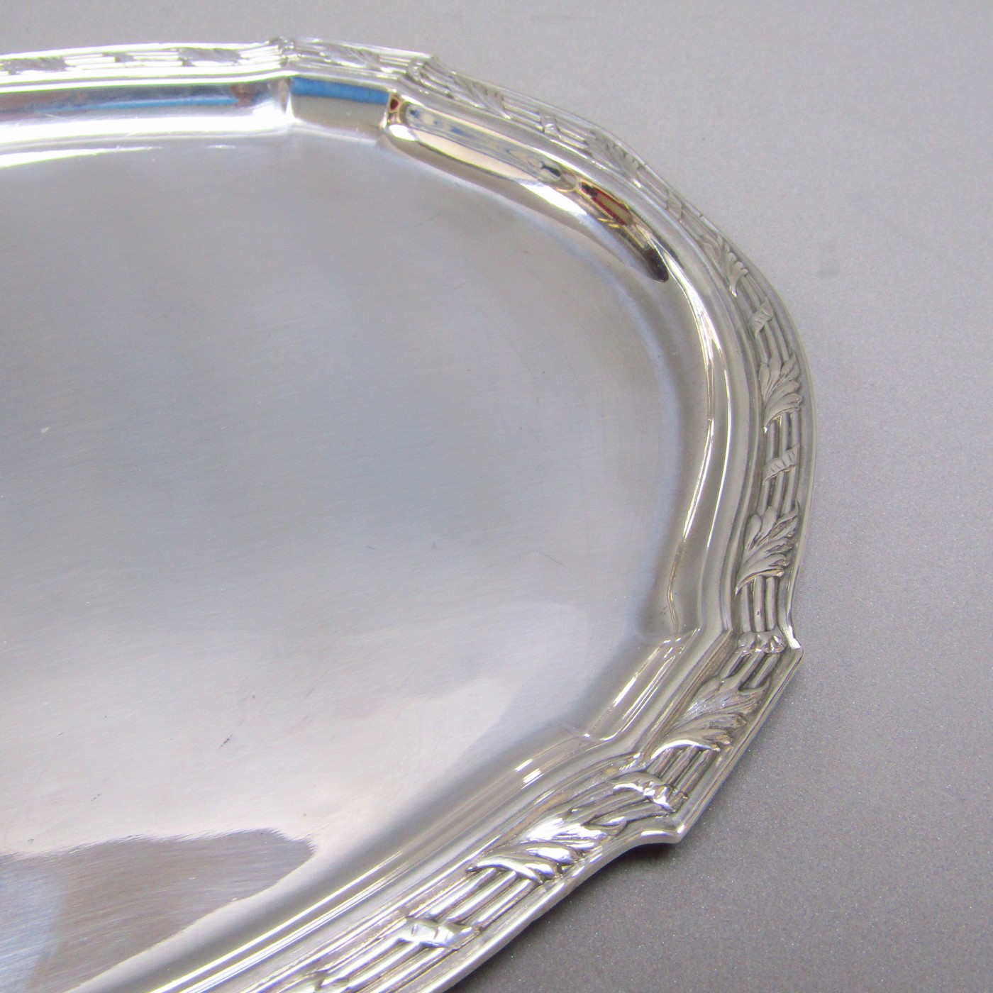 DIONISIO GARCÍA - R. FERNÁNDEZ. Bandeja Oval en Plata de Ley. España, Siglo XX DIONISIO GARCÍA - R. FERNÁNDEZ. Bandeja Oval en Plata de Ley. España, Siglo XX