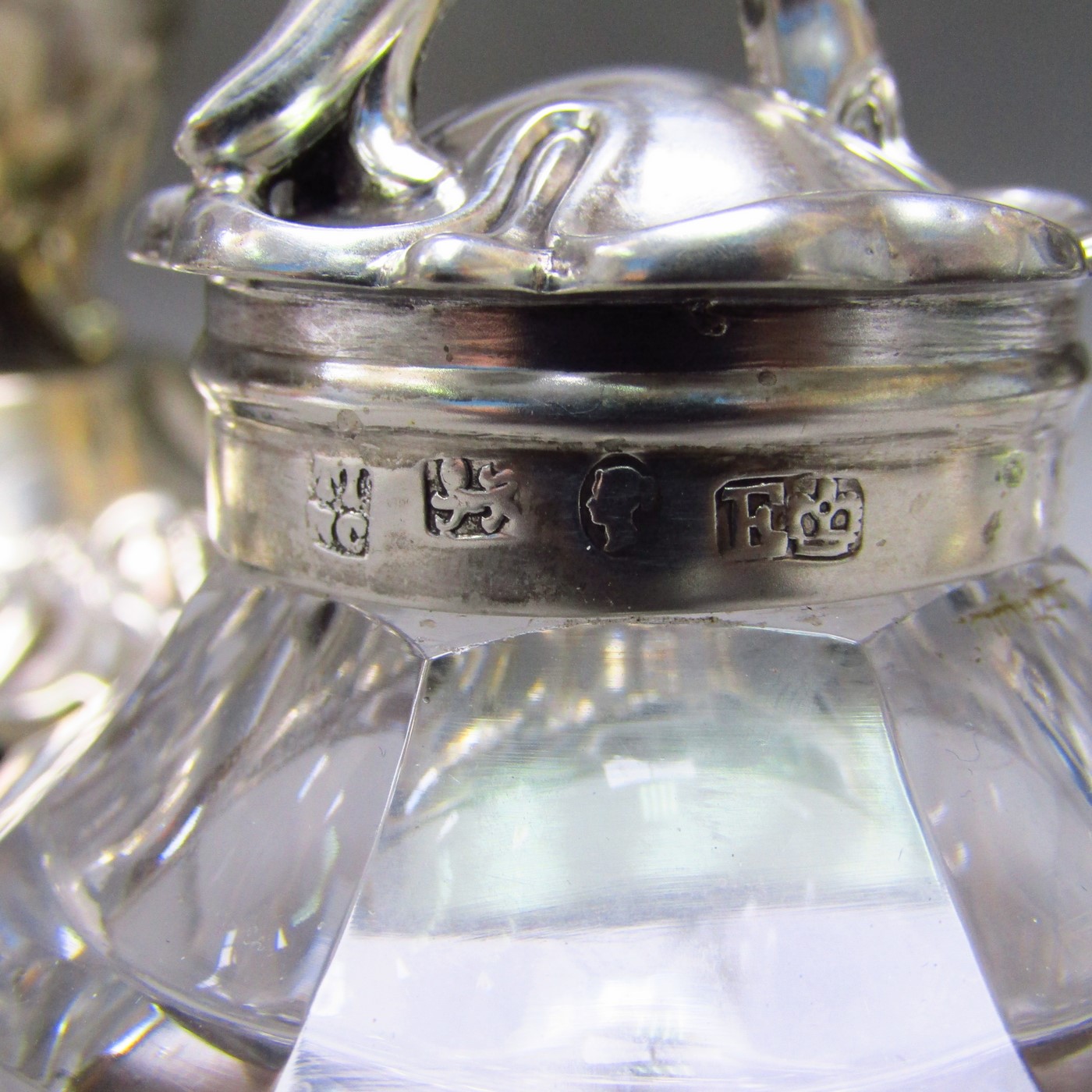 Escribanía realizada en Plata inglesa, Sheffield, año 1.848. Escribanía realizada en Plata inglesa, Sheffield, año 1.848.