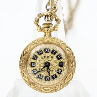 VERNI. France Ebauches, S.A. Reloj de colgar, lepine y remontoir, con cadena. Circa, 1970.