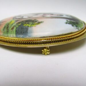 Broche de Gran Tamaño, artesanal, de porcelana francesa y oro de 18k. (siglo XIX). 53 gr.
