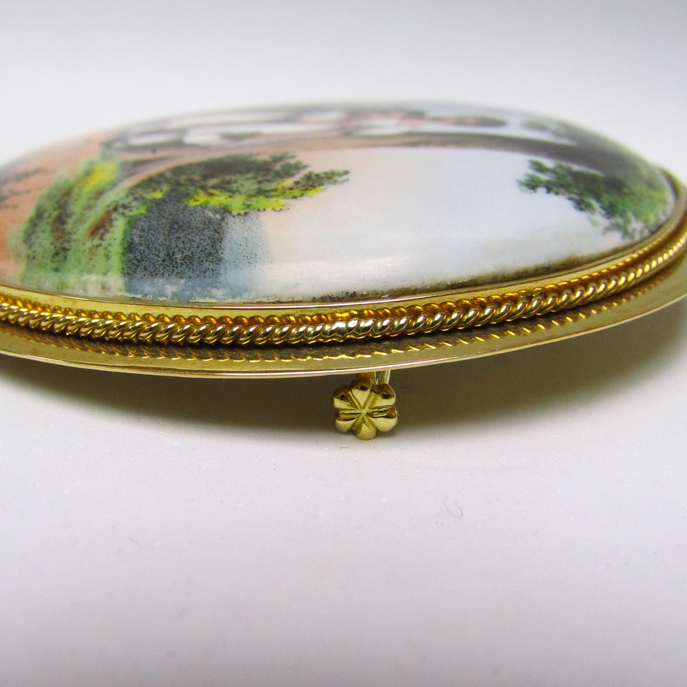 Broche de Gran Tamaño, artesanal, de porcelana francesa y oro de 18k. (siglo XIX). 53 gr. Broche de Gran Tamaño, artesanal, de porcelana francesa y oro de 18k. (siglo XIX). 53 gr.