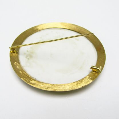 Large Handmade 18k gold and French porcelain brooch. (19th century). 53 gr.