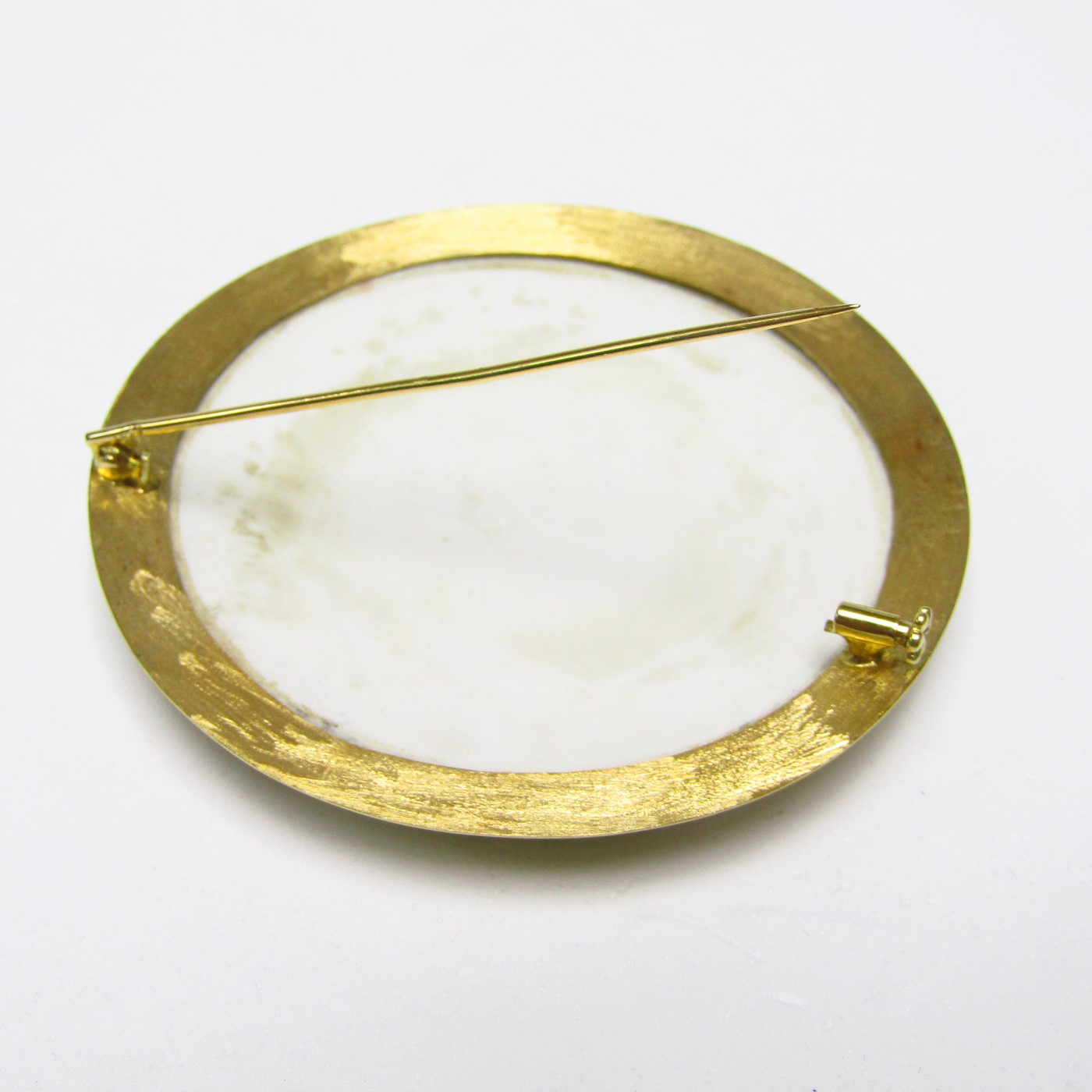 Broche de Gran Tamaño, artesanal, de porcelana francesa y oro de 18k. (siglo XIX). 53 gr. Broche de Gran Tamaño, artesanal, de porcelana francesa y oro de 18k. (siglo XIX). 53 gr.
