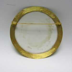 Broche de Gran Tamaño, artesanal, de porcelana francesa y oro de 18k. (siglo XIX). 53 gr.