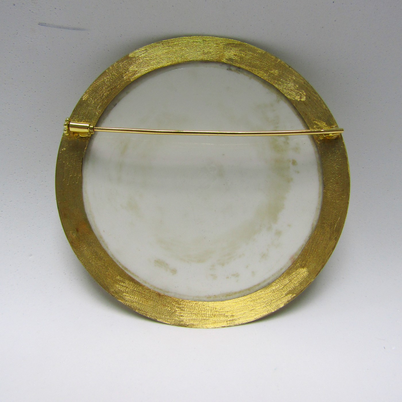 Broche de Gran Tamaño, artesanal, de porcelana francesa y oro de 18k. (siglo XIX). 53 gr. Broche de Gran Tamaño, artesanal, de porcelana francesa y oro de 18k. (siglo XIX). 53 gr.