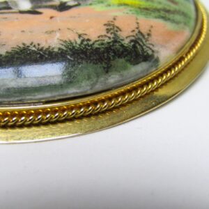 Broche de Gran Tamaño, artesanal, de porcelana francesa y oro de 18k. (siglo XIX). 53 gr.