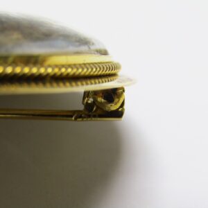 Broche de Gran Tamaño, artesanal, de porcelana francesa y oro de 18k. (siglo XIX). 53 gr.