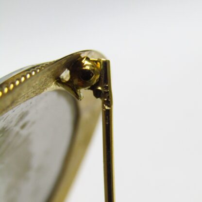 Grande broche en or 18 carats et porcelaine française. (19ème siècle). 53 gr.