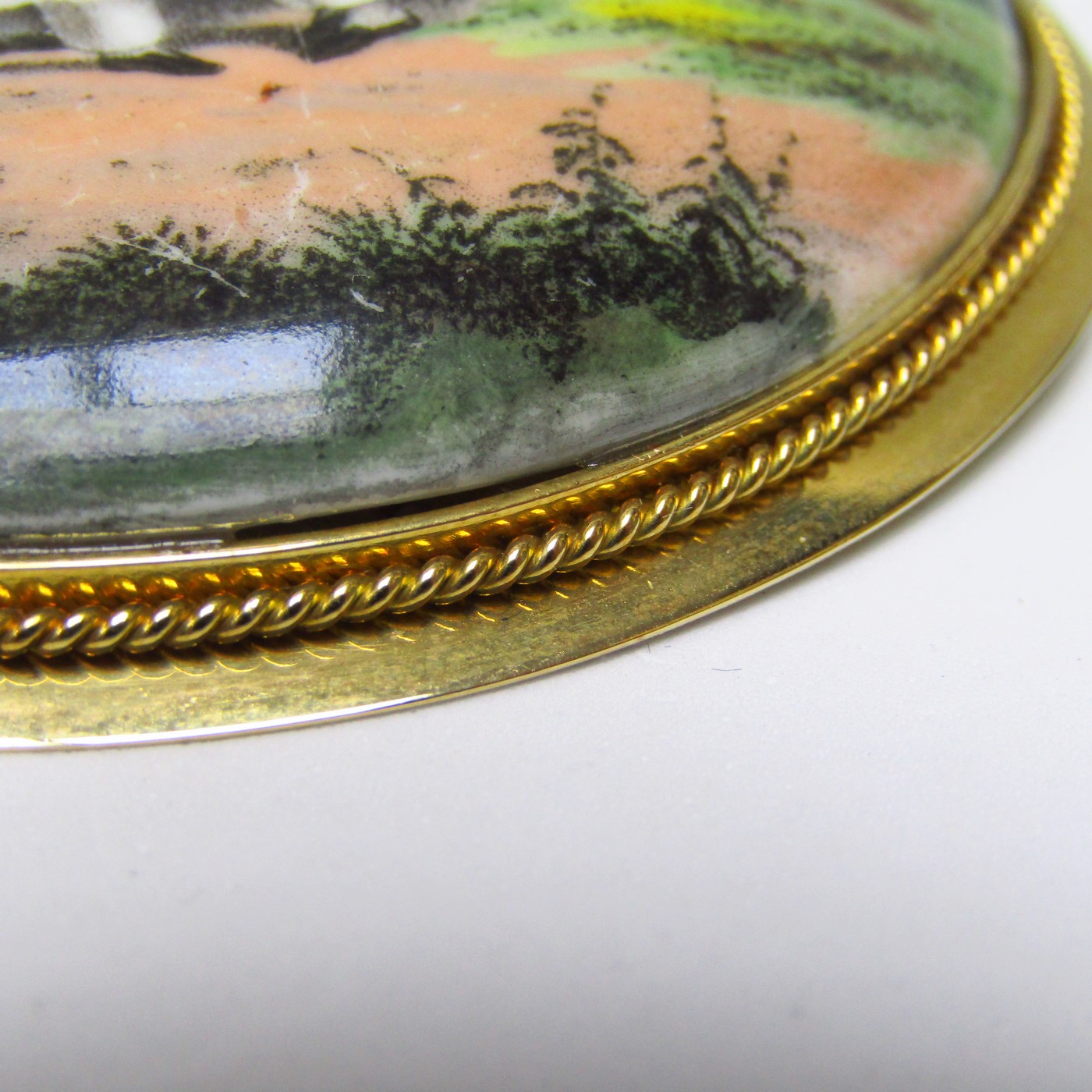 Broche de Gran Tamaño, artesanal, de porcelana francesa y oro de 18k. (siglo XIX). 53 gr. Broche de Gran Tamaño, artesanal, de porcelana francesa y oro de 18k. (siglo XIX). 53 gr.