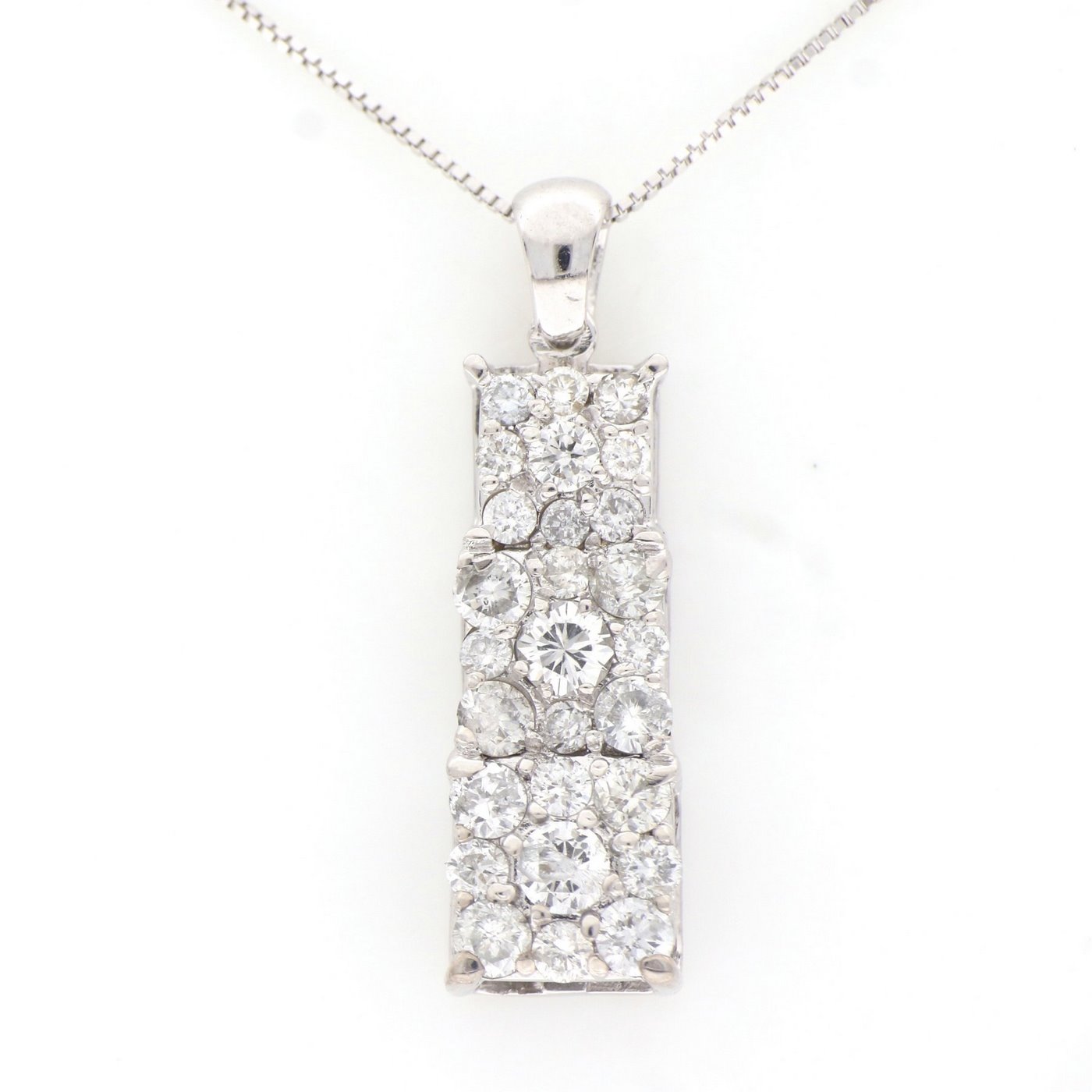 Collar con Colgante en Oro Blanco de 18k. Con Diamantes talla Brillante de 0,69 ct. (F/G-VS/SI). 2,75 gr. Collar con Colgante en Oro Blanco de 18k. Con Diamantes talla Brillante de 0,69 ct. (F/G-VS/SI). 2,75 gr.