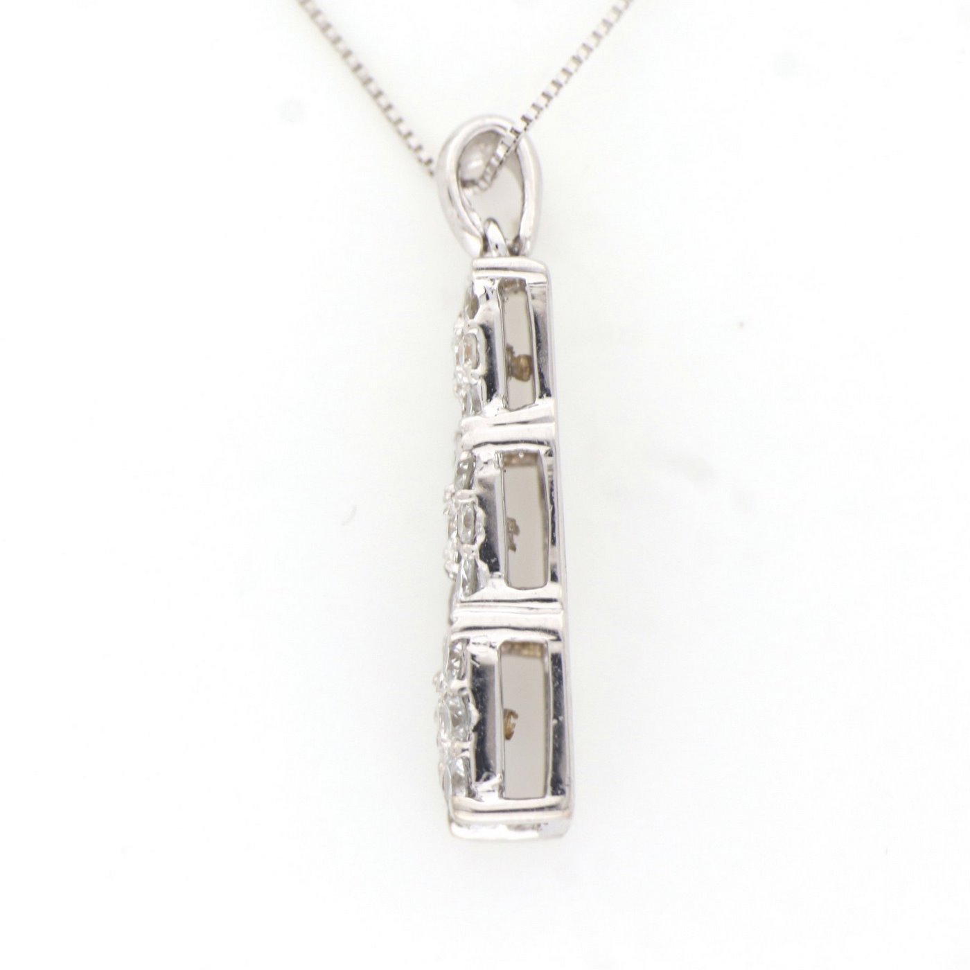 Collar con Colgante en Oro Blanco de 18k. Con Diamantes talla Brillante de 0,69 ct. (F/G-VS/SI). 2,75 gr. Collar con Colgante en Oro Blanco de 18k. Con Diamantes talla Brillante de 0,69 ct. (F/G-VS/SI). 2,75 gr.