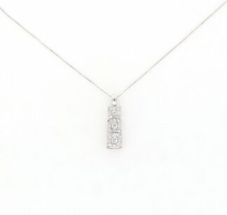 Collar con Colgante en Oro Blanco de 18k. Con Diamantes talla Brillante de 0,69 ct. (F/G-VS/SI). 2,75 gr.
