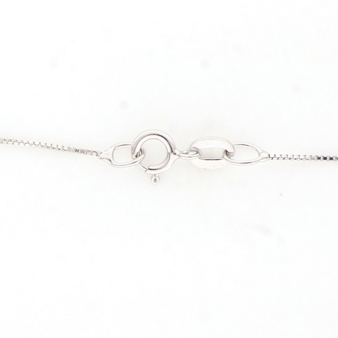 Collar con Colgante en Oro Blanco de 18k. Con Diamantes talla Brillante de 0,69 ct. (F/G-VS/SI). 2,75 gr. Collar con Colgante en Oro Blanco de 18k. Con Diamantes talla Brillante de 0,69 ct. (F/G-VS/SI). 2,75 gr.