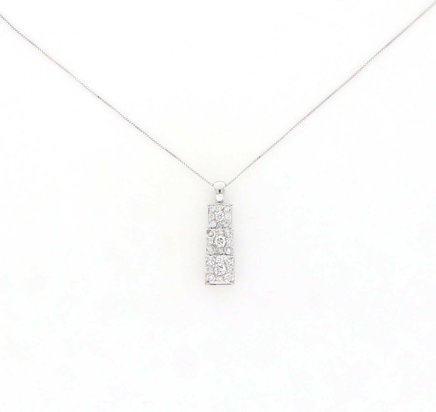 Collar con Colgante en Oro Blanco de 18k. Con Diamantes talla Brillante de 0,69 ct. (F/G-VS/SI). 2,75 gr. Collar con Colgante en Oro Blanco de 18k. Con Diamantes talla Brillante de 0,69 ct. (F/G-VS/SI). 2,75 gr.