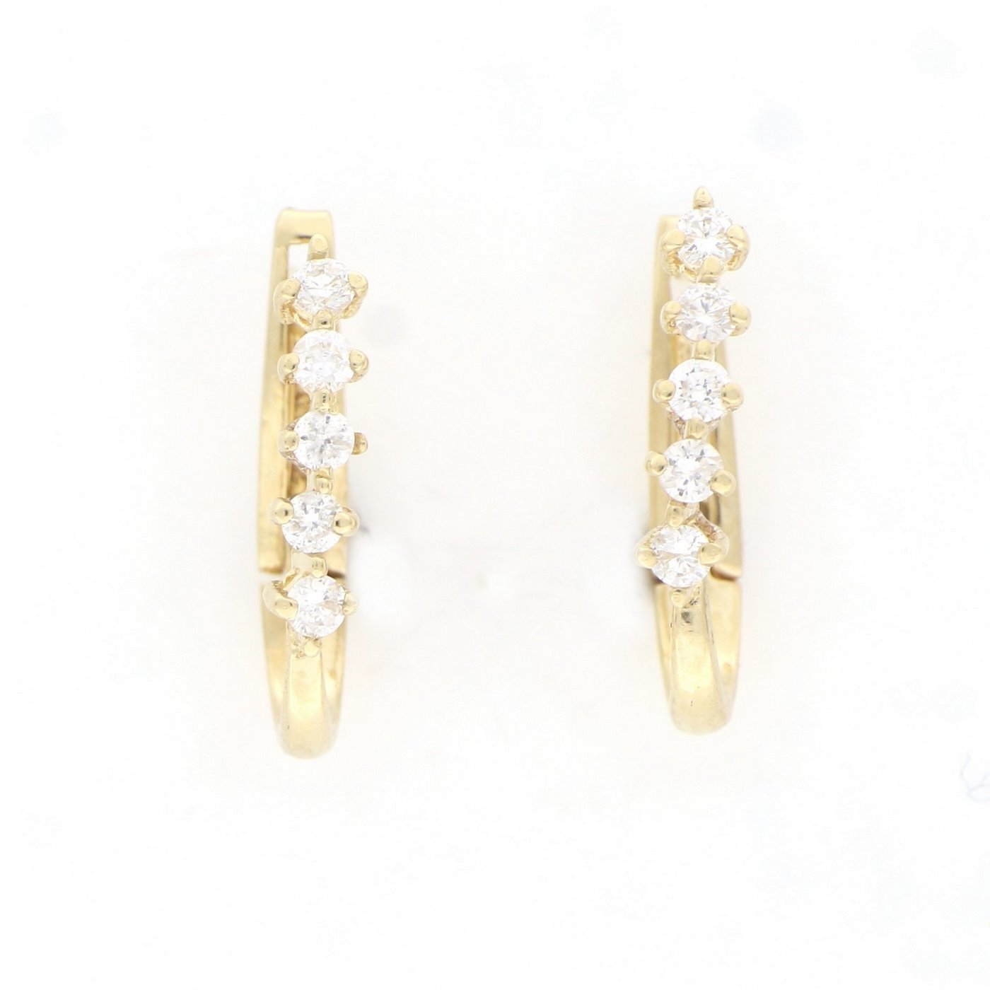 Pendientes en Oro Amarillo de 18k con 10 Diamantes talla Brillante de 0,30 ct. (F/G-VS/SI). Peso: 1,45 gr. Pendientes en Oro Amarillo de 18k con 10 Diamantes talla Brillante de 0,30 ct. (F/G-VS/SI). Peso: 1,45 gr.