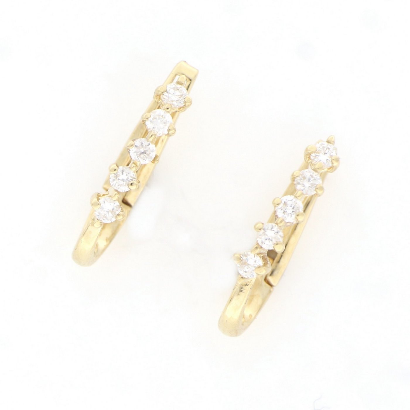 Pendientes en Oro Amarillo de 18k con 10 Diamantes talla Brillante de 0,30 ct. (F/G-VS/SI). Peso: 1,45 gr. Pendientes en Oro Amarillo de 18k con 10 Diamantes talla Brillante de 0,30 ct. (F/G-VS/SI). Peso: 1,45 gr.