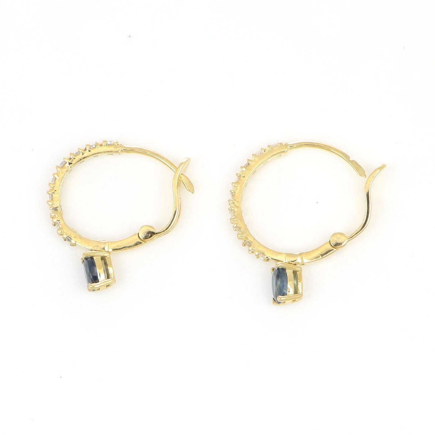 Pendientes en Oro Amarillo de 18k. con 2 Zafiros de 0,50 ct. y 18 Diamantes talla Brillante de 0,54 ct. (F/G-VS/SI). 2,90 gr. Pendientes en Oro Amarillo de 18k. con 2 Zafiros de 0,50 ct. y 18 Diamantes talla Brillante de 0,54 ct. (F/G-VS/SI). 2,90 gr.