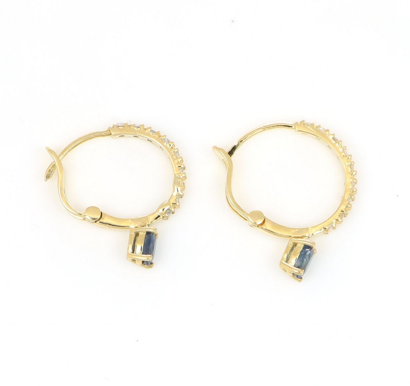 Pendientes en Oro Amarillo de 18k. con 2 Zafiros de 0,50 ct. y 18 Diamantes talla Brillante de 0,54 ct. (F/G-VS/SI). 2,90 gr. Pendientes en Oro Amarillo de 18k. con 2 Zafiros de 0,50 ct. y 18 Diamantes talla Brillante de 0,54 ct. (F/G-VS/SI). 2,90 gr.
