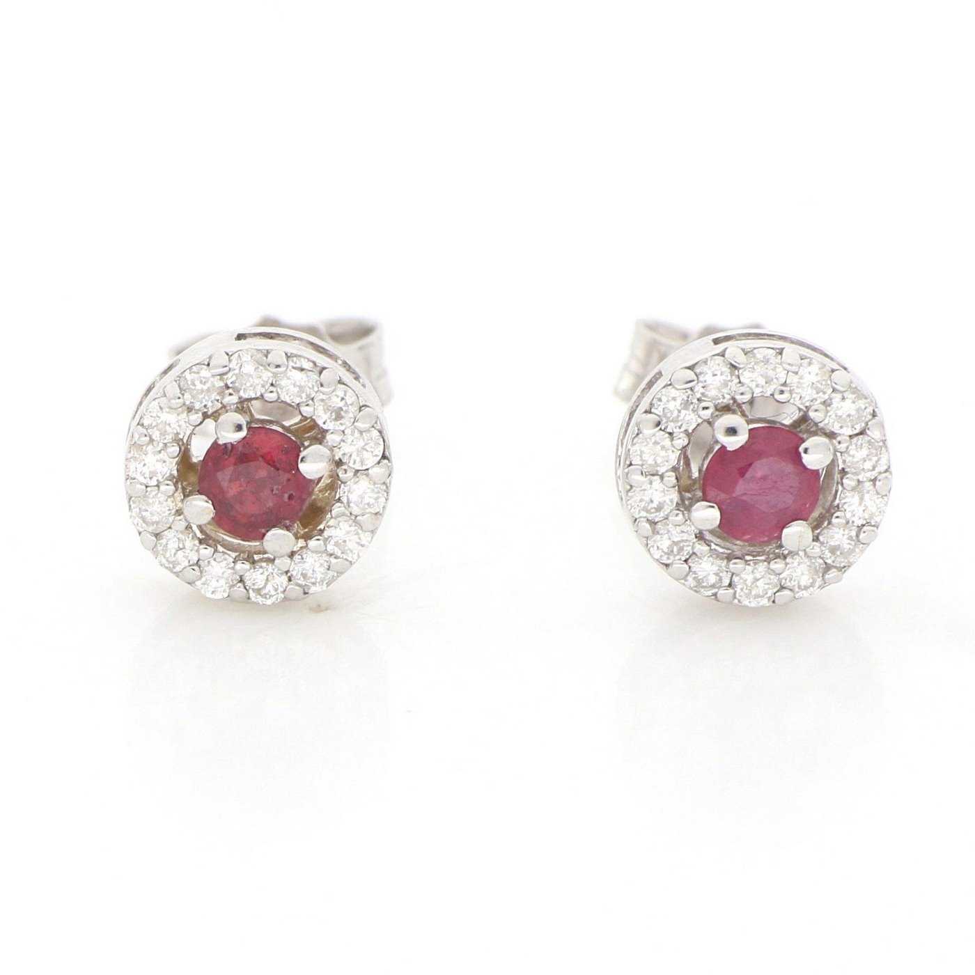 Pendientes en Oro Blanco de 18k con Rubíes centrales de 0,20 ct. y 28 Diamantes talla Brillante de 0,33 ct. (F/G-VS/SI). 2,00 gr. Pendientes en Oro Blanco de 18k con Rubíes centrales de 0,20 ct. y 28 Diamantes talla Brillante de 0,33 ct. (F/G-VS/SI). 2,00 gr.