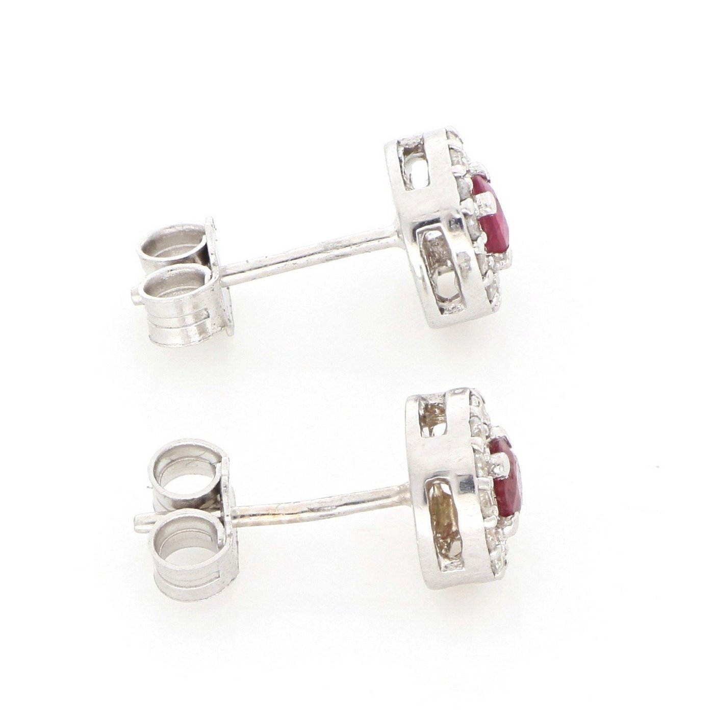 Pendientes en Oro Blanco de 18k con Rubíes centrales de 0,20 ct. y 28 Diamantes talla Brillante de 0,33 ct. (F/G-VS/SI). 2,00 gr. Pendientes en Oro Blanco de 18k con Rubíes centrales de 0,20 ct. y 28 Diamantes talla Brillante de 0,33 ct. (F/G-VS/SI). 2,00 gr.