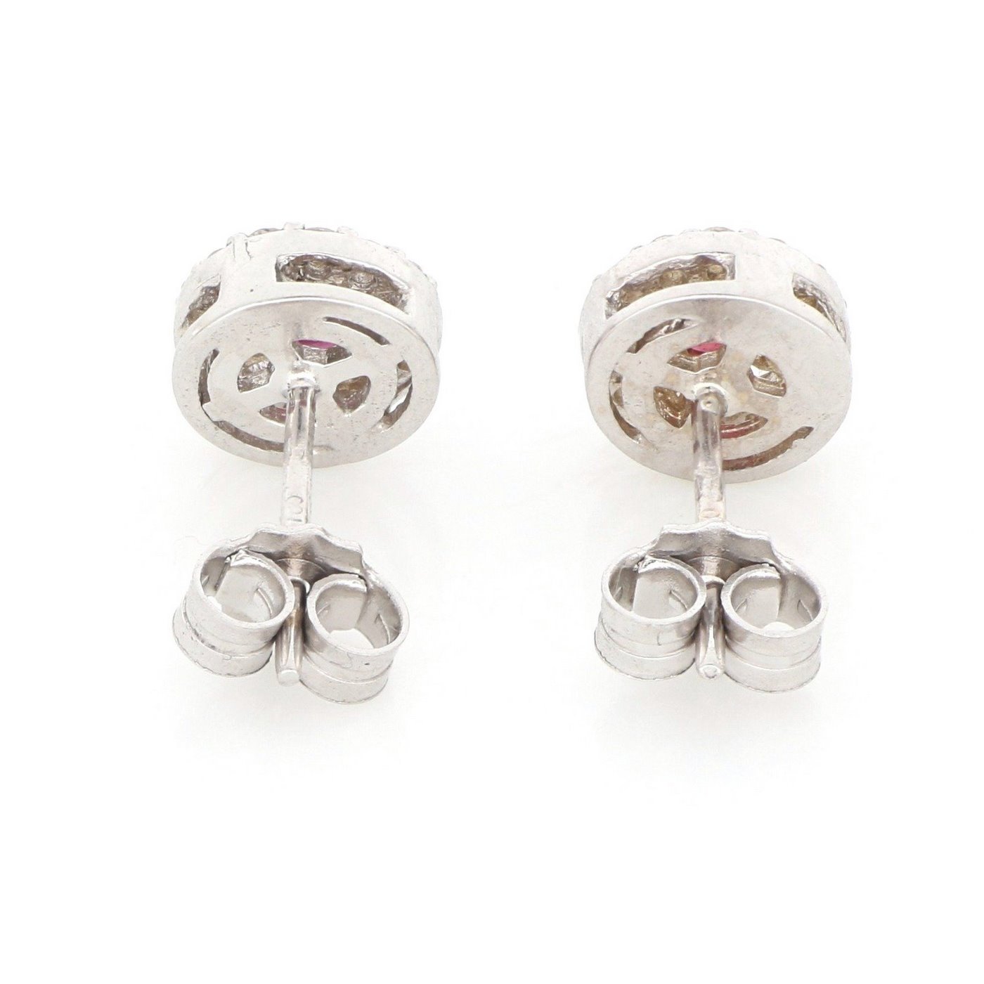Pendientes en Oro Blanco de 18k con Rubíes centrales de 0,20 ct. y 28 Diamantes talla Brillante de 0,33 ct. (F/G-VS/SI). 2,00 gr. Pendientes en Oro Blanco de 18k con Rubíes centrales de 0,20 ct. y 28 Diamantes talla Brillante de 0,33 ct. (F/G-VS/SI). 2,00 gr.